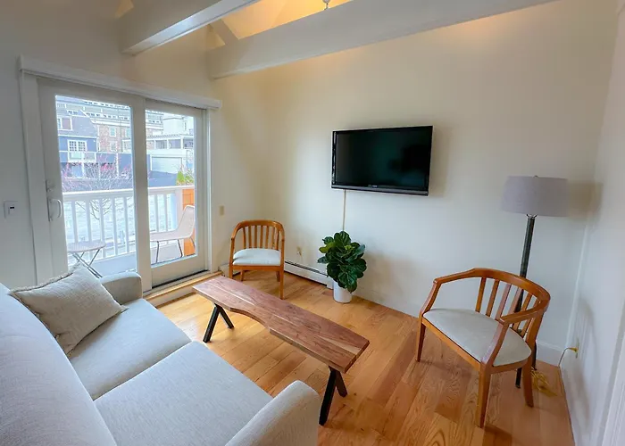 Cheap hotel: Harborside Inn